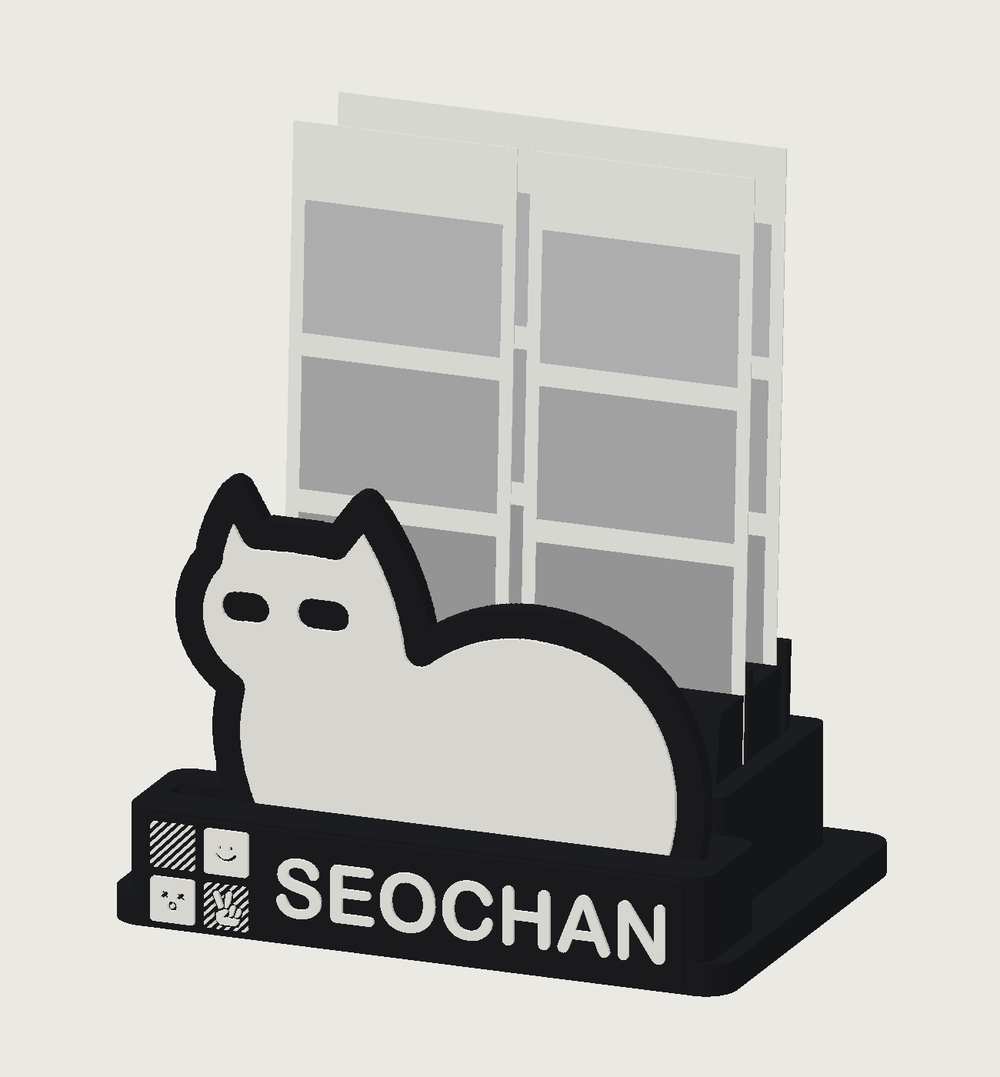 비스듬히 본 거치대. 앞 칸에 네컷 스트립 두 장