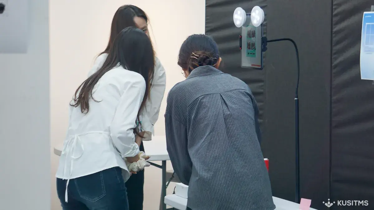 Visitors shooting with my4cut at a team booth in the exhibition