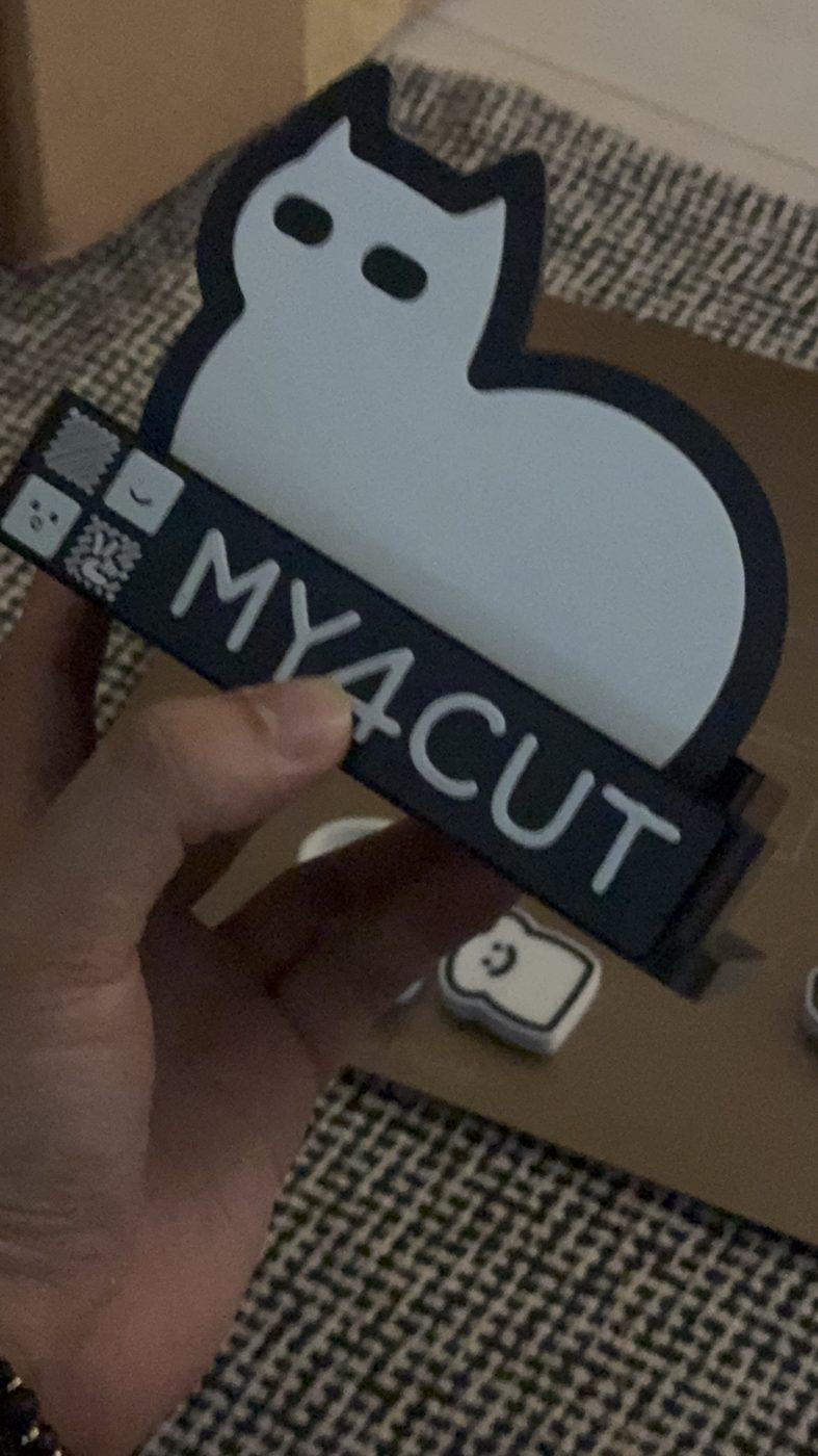 기본 MY4CUT 명판을 손에 든 모습