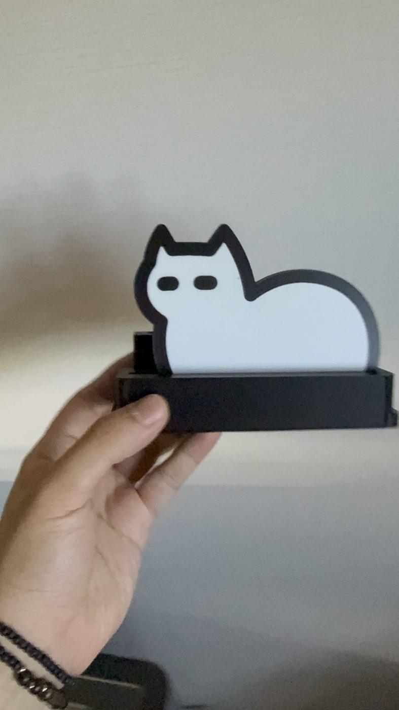 사진을 꽂지 않은 빈 거치대의 빵냥이