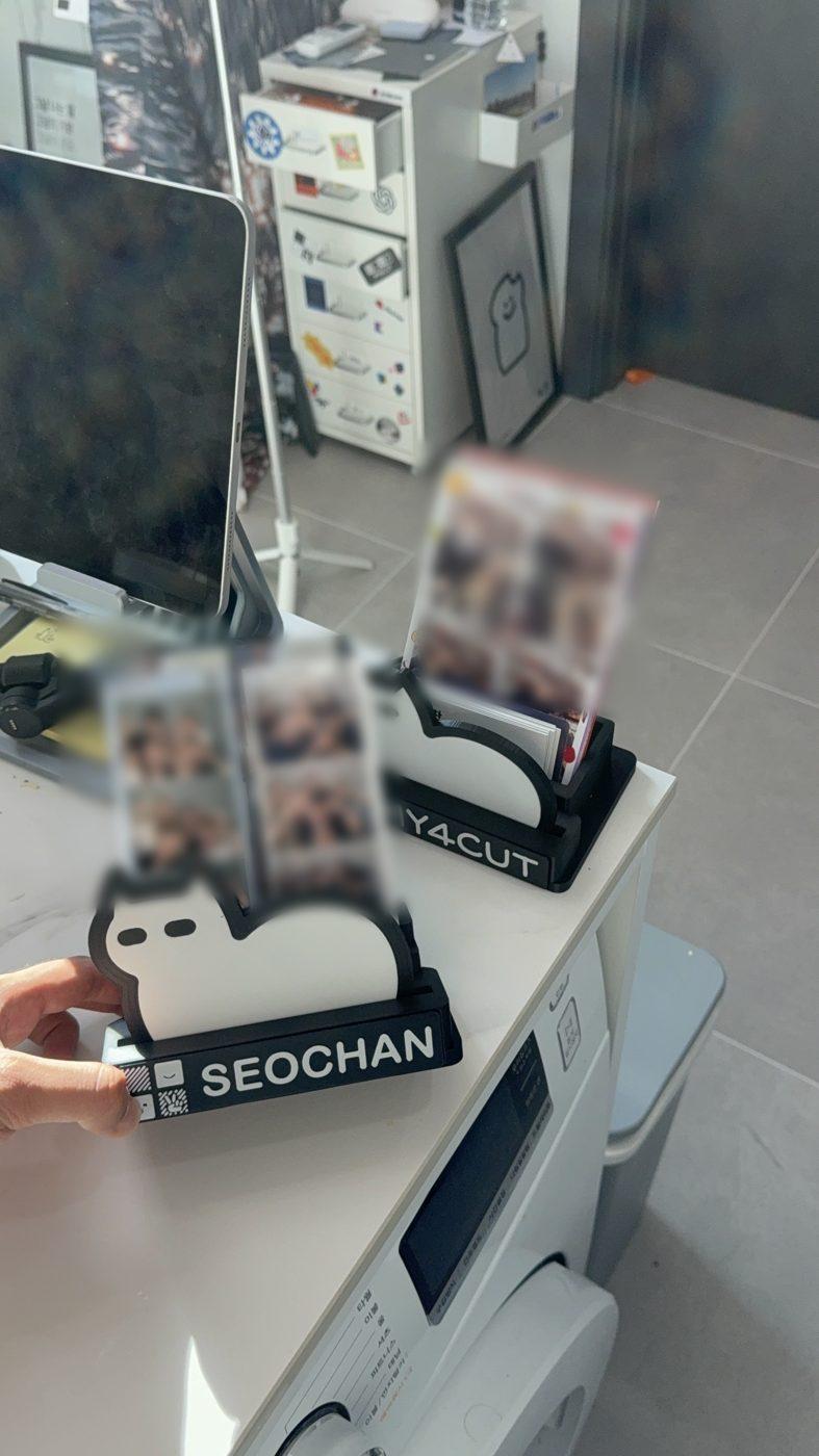 책상 위 거치대 두 개. 앞쪽은 SEOCHAN 레터링