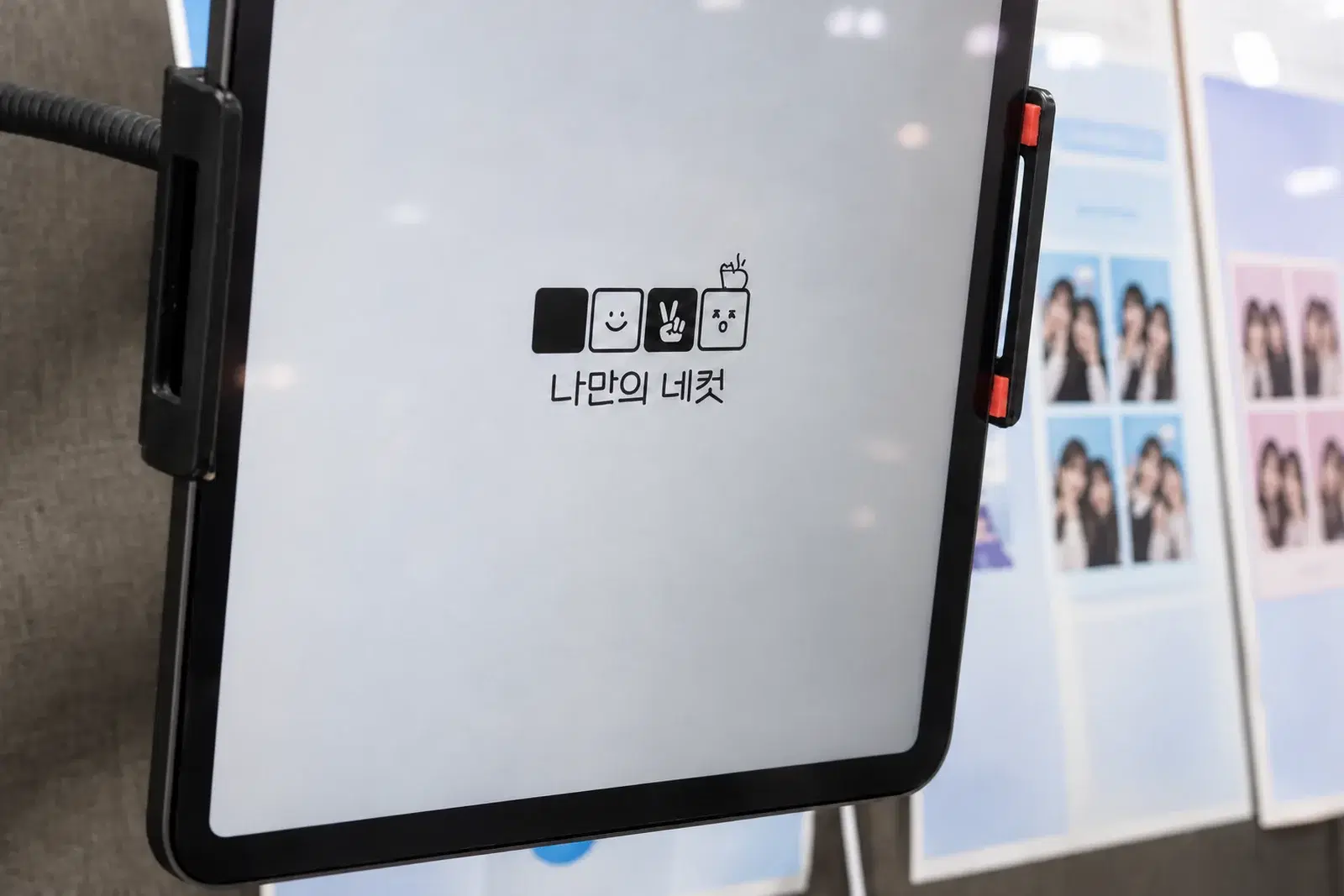 나만의 네컷 태블릿 옆에 놓인 프레임 시안들