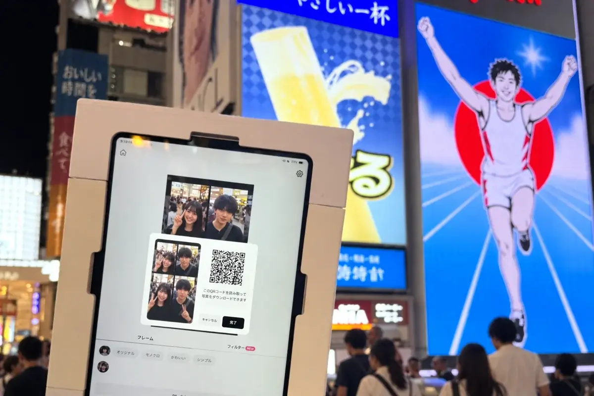 오사카 도톤보리 밤거리에서 손에 든 태블릿으로 나만의 네컷을 찍은 화면